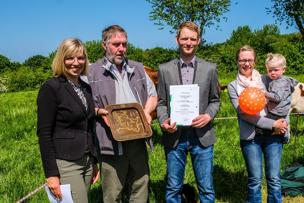Präsidentin der Landwirtschaftskammer, Ute Volquardsen mit Familie Otzen bei der Preisverleihung in Busdorf am 25. Mai 2023