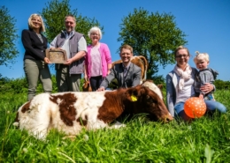 Präsidentin der Landwirtschaftskammer, Ute Volquardsen mit Familie Otzen bei der Preisverleihung in Busdorf am 25. Mai 2023