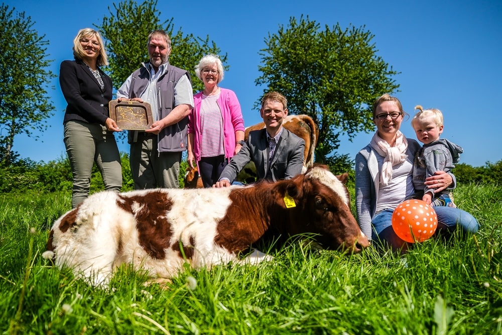 Präsidentin der Landwirtschaftskammer, Ute Volquardsen mit Familie Otzen bei der Preisverleihung in Busdorf am 25. Mai 2023